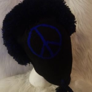 DEKKO BLACK AND BLUE PEACE SIGN MOHAWK HAT
